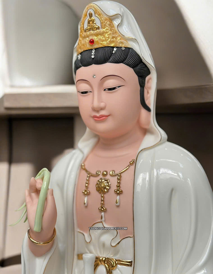 Tượng Quan Thế Âm Bồ Tát bằng sứ trắng hoa sen đẹp