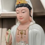 Tượng Quan Thế Âm Bồ Tát bằng sứ trắng hoa sen đẹp
