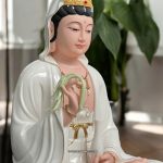 Tượng Quan Thế Âm Bồ Tát bằng sứ trắng hoa sen đẹp
