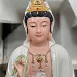 Tượng Quan Thế Âm Bồ Tát bằng sứ trắng hoa sen đẹp