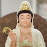 Tượng Quan Âm Vẽ Gấm Non Nước đẹp bằng bột đá
